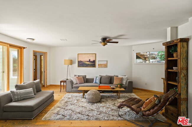 Building Photo - 2026 Topanga Skyline Dr