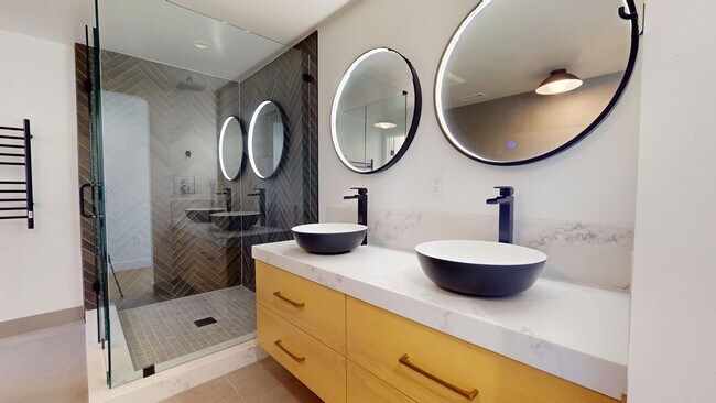 Building Photo - Gorgeous Fully Remodeled 5 Bedroom Home wi...