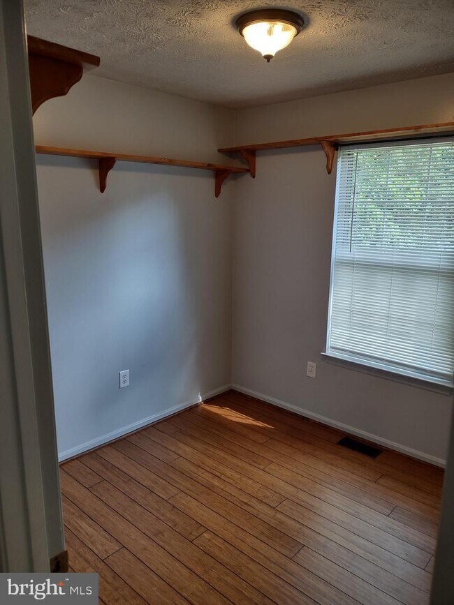 Building Photo - 351 Skyview Dr