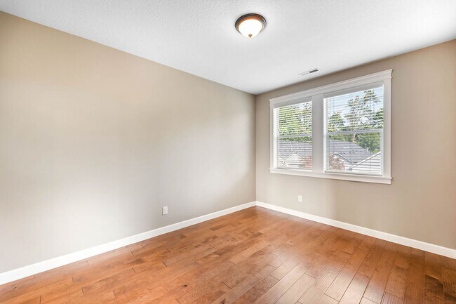 Building Photo - Beautiful Gated Fisher’s Landing Townhome with 4 Bedrooms, Gas Fireplace & Central AC