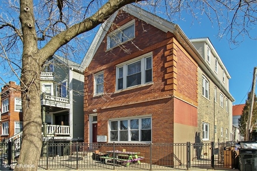 Building Photo - 2915 Hamlin N Ave
