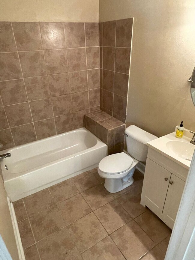 Building Photo - 2BD/1.5BA One Block Off St Charles Ave.