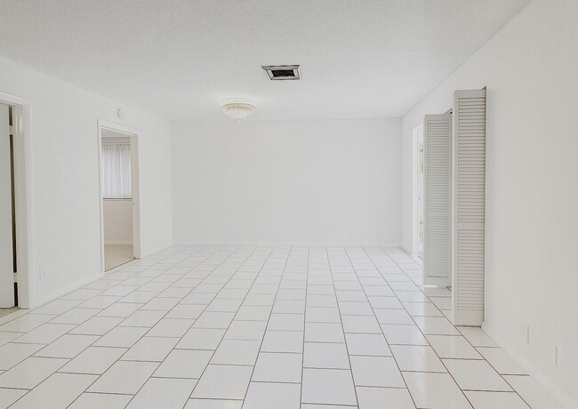 Building Photo - 1739 Embassy Dr