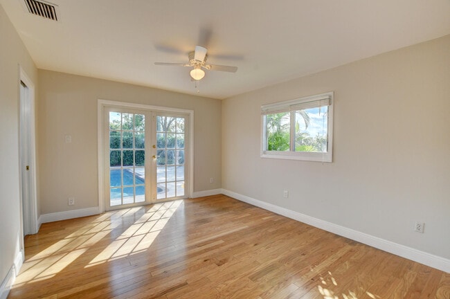 Building Photo - 1010 SW 1st St