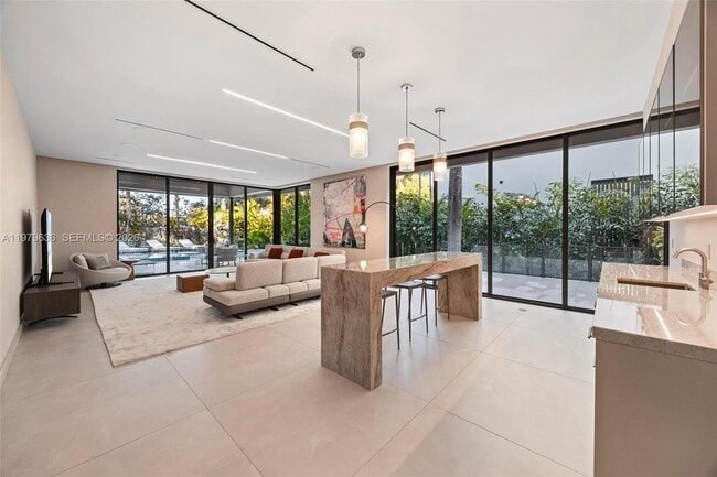 Building Photo - 723 NE 77th St