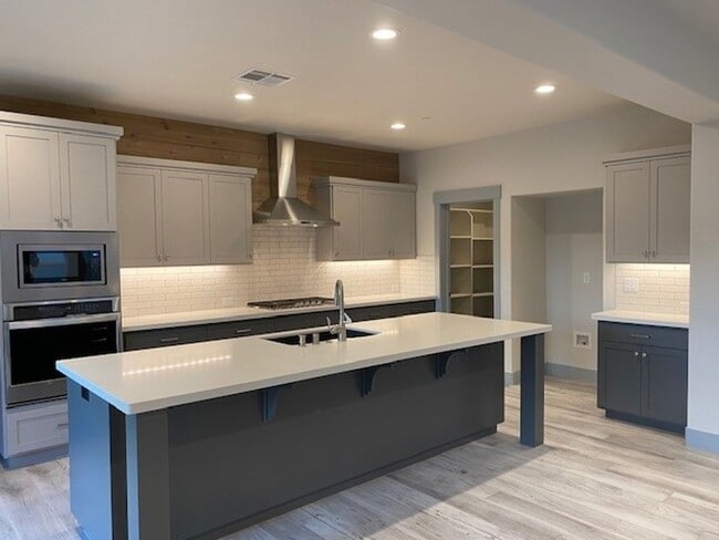 Building Photo - Lovely Home in New Community 10 min North of Redding!