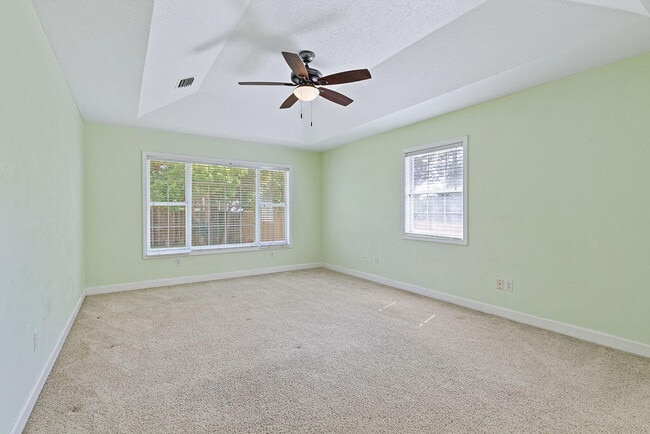 Building Photo - 208 Palm Cir