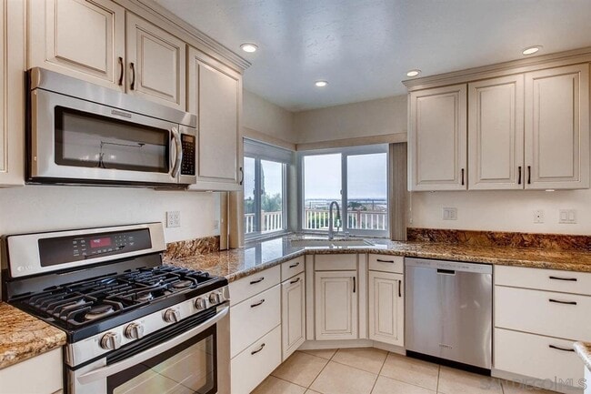 Building Photo - **** INCREDIBLE VIEWS 3 BED 2 BATH HOME! B...