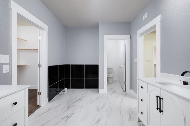 Building Photo - 4517 Emerson Ct