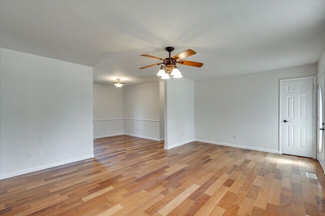 Building Photo - Charming, Pet-Friendly Home in East Ridge — Roomy Yard, Updated Features & Great Location!