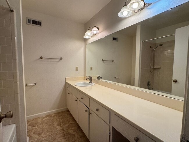 Building Photo - Large Four Bed, Two Bath Home In North Stockton