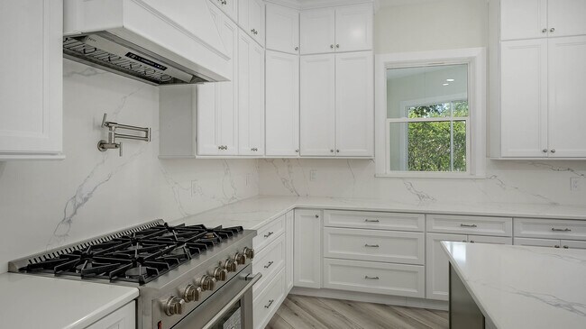 Building Photo - 6706 Oakmont Way