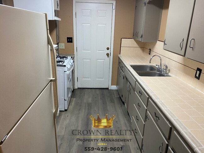 Building Photo - 1129 W Tulare Ave