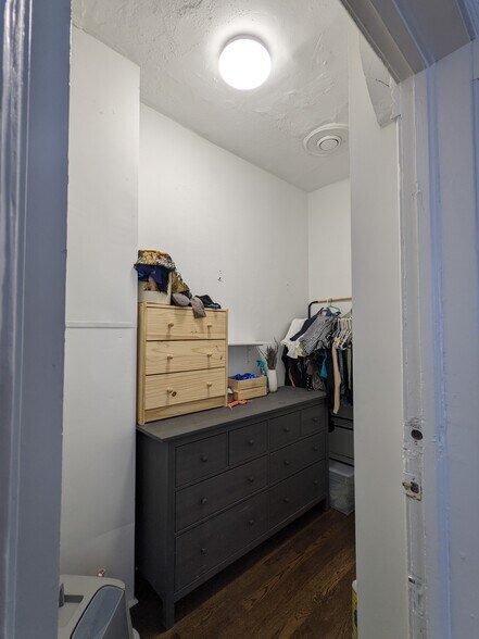 Closet - 1714 N Whipple St