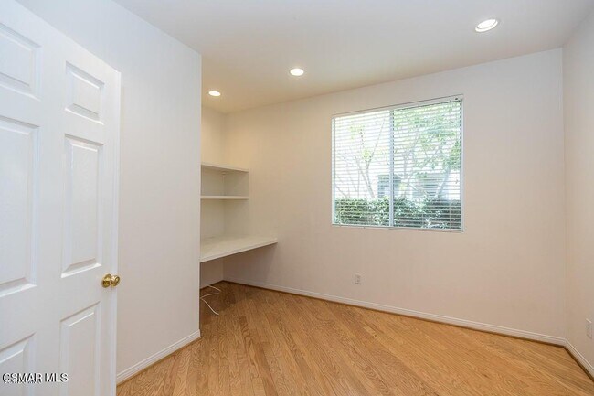 Building Photo - 3035 Hollycrest Ave