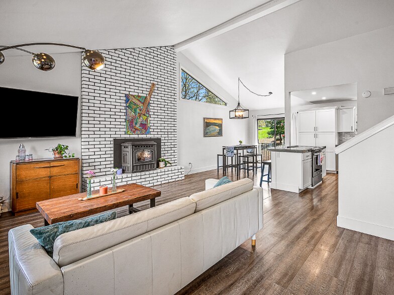 Building Photo - 23889 Oakmont Way