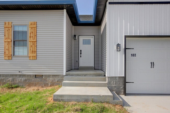 Building Photo - 102 Riverbend Dr