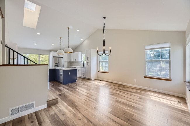 Building Photo - Beautifully Remodeled 3 Bed/2 Bathroom Hom...