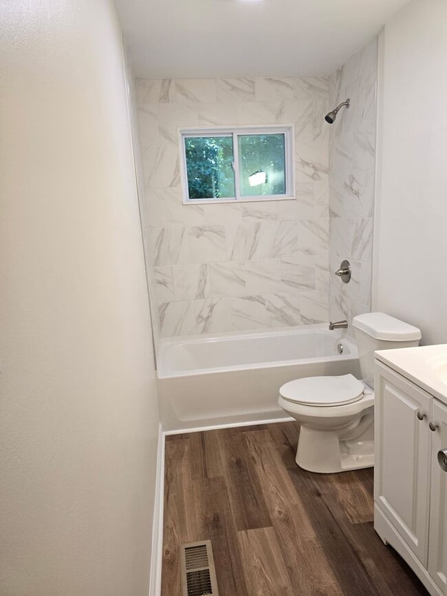 Building Photo - Renovated 3 bed 1.5 bath home located in M...