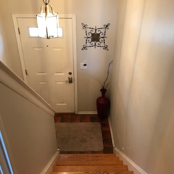 Shared foyer area - 553 W Park Ave