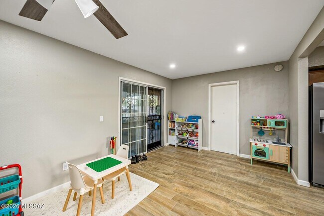 Building Photo - 2191 S Sunburst Dr