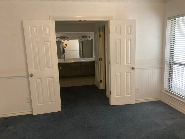 Master Closets and Bath - 2929 Cresthaven Dr