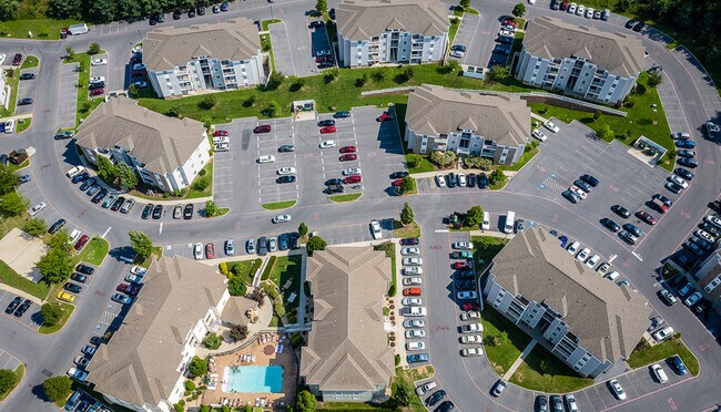 Building Photo - 2402 Clubhouse Ct