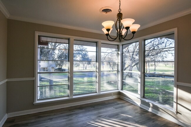 Building Photo - Spacious 4 Bedroom Home