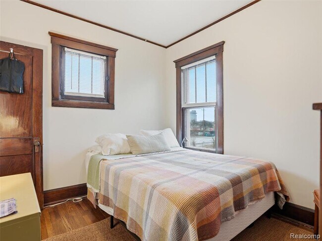 Building Photo - 2000 Dalzelle St