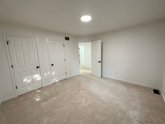 Building Photo - Grandville Condo 3 Bedroom and 2.5 Bathrooms