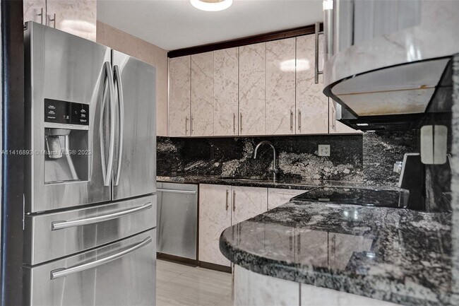 Building Photo - 1913 S Ocean Dr