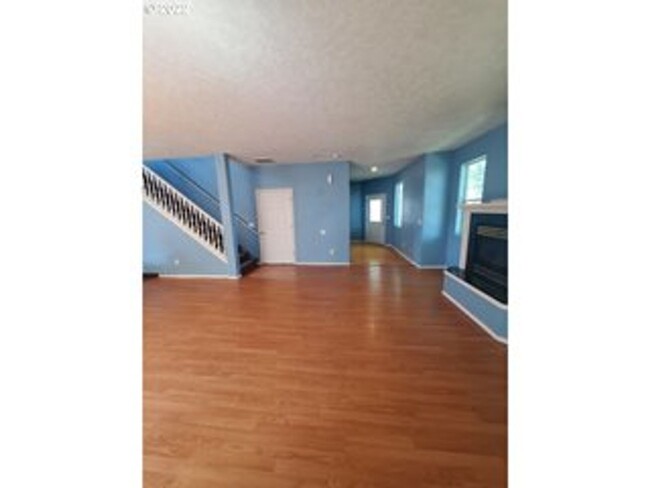 Building Photo - 3 Bedroom Fairview Home, Close to Blue Lak...