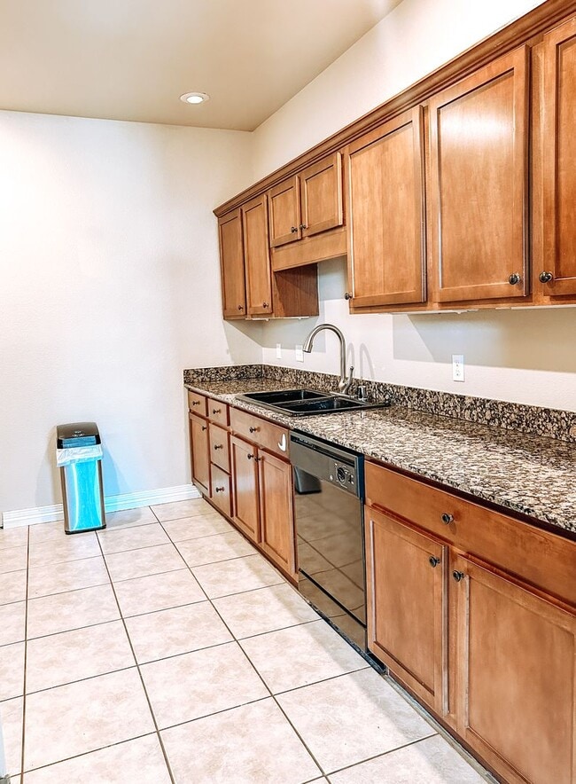 Building Photo - ** Move-in Special** Beautiful Townhome in...