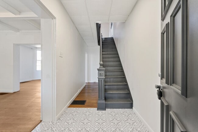 Building Photo - Spacious 5 Bedroom 1.5 Bathroom Home in Ha...