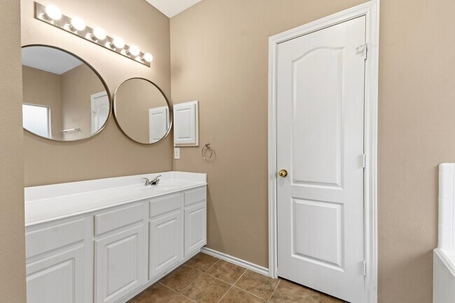 Building Photo - 11822 Green Willow Falls Dr