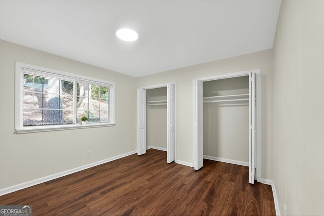 Building Photo - 2516 Peachwood Cir NE