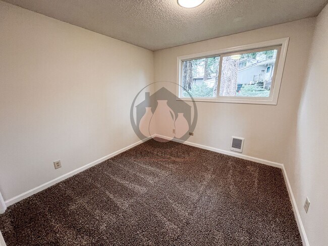 Building Photo - Skyline Rd S Duplex #2023-LL787