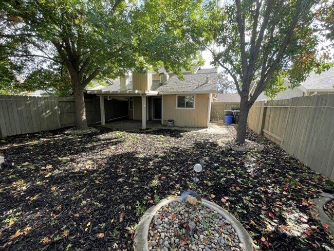 Building Photo - Gorgeous 3 Bedroom1/2 Plex in Elk Grove