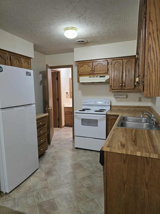 Building Photo - 115 Holly Dr