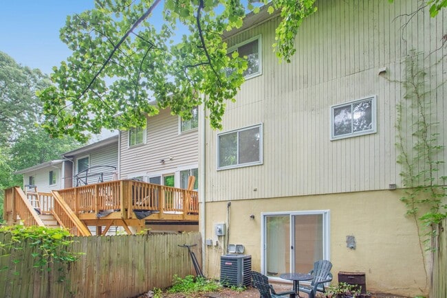 Building Photo - Renovated 4BR/3.5BA Townhome in Stafford –...