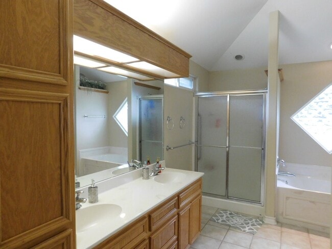 Building Photo - Spacous Southside Split Bedroom Home