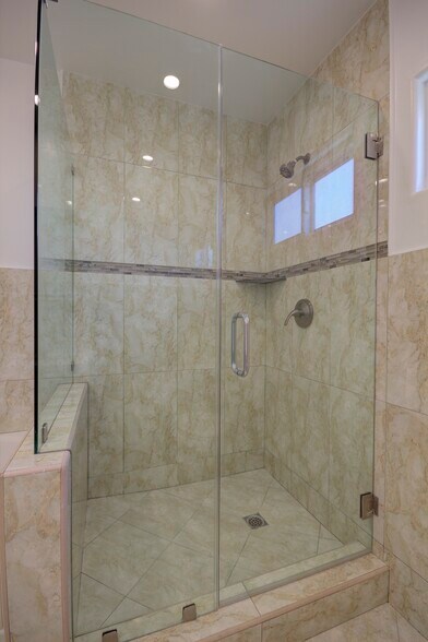 Building Photo - 1367 E Windsor Rd