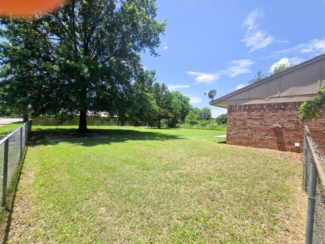 Building Photo - 3 Bed brick home in Tecumseh