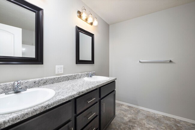 Building Photo - 4 Bedroom Home in Republic with fence!