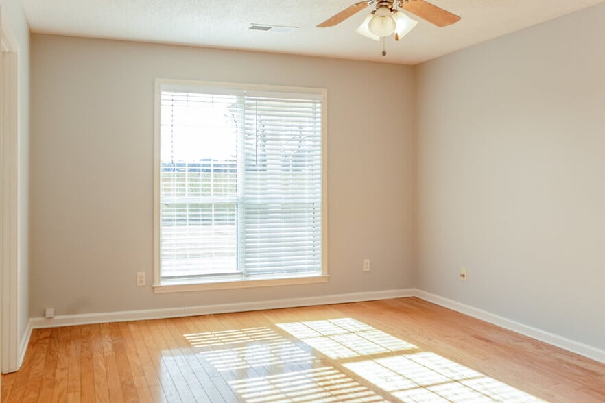 Building Photo - 1253 Greenwich Dr