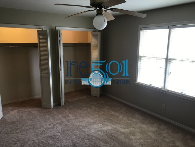 Building Photo - Pleasant Valley Condo