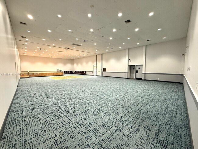 Building Photo - 17021 N Bay Rd