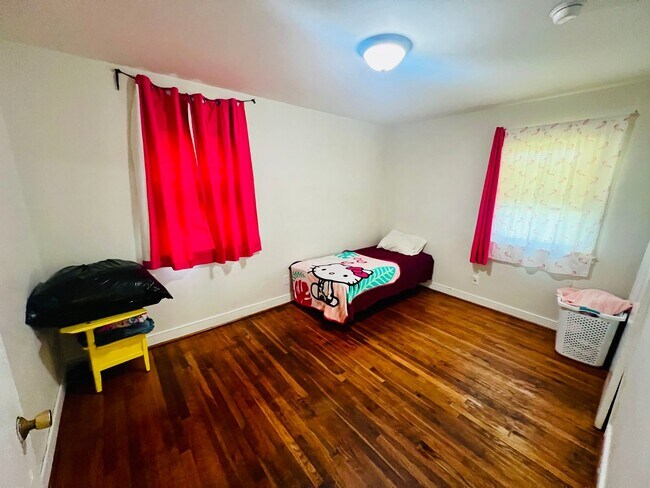 Building Photo - Beautifully Updated 3bdrm/1bth Ranch Style Home Located in the Glen Lea Area!