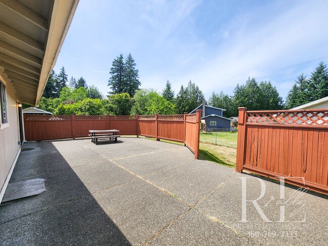 Building Photo - Earthy Warm and Inviting 3-Bd Rambler