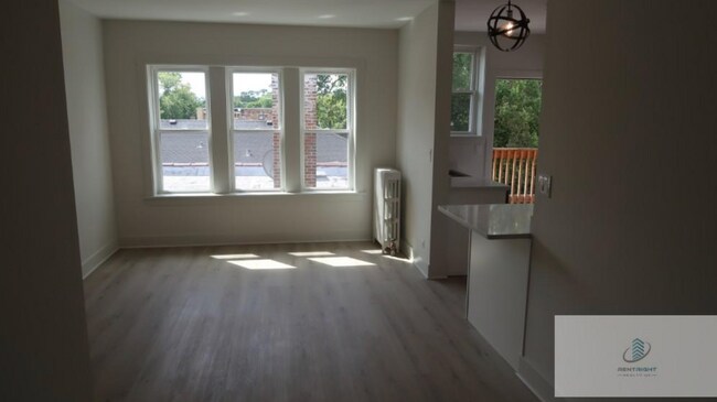 Building Photo - 3045 W Rosemont Ave